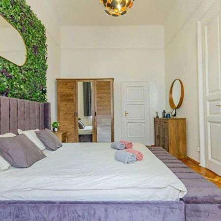 Luxury Apartment By The Famous Vaci Street Boedapest Buitenkant foto