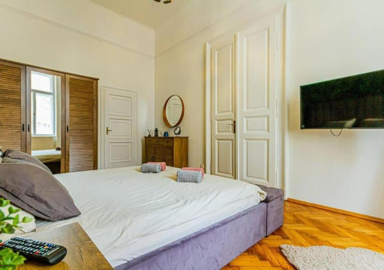 Luxury Apartment By The Famous Vaci Street Boedapest Buitenkant foto