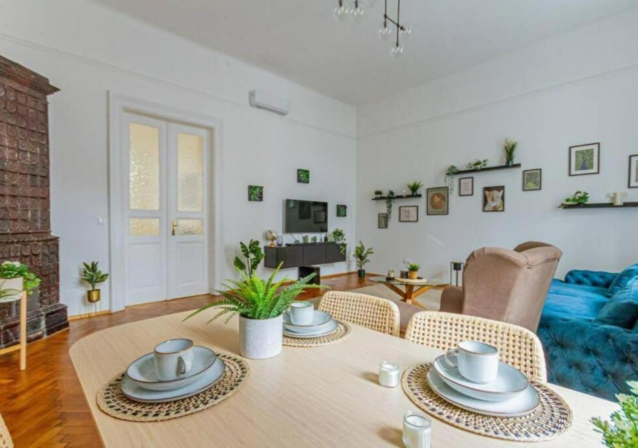 Luxury Apartment By The Famous Vaci Street Boedapest Buitenkant foto